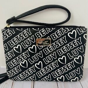 BETSY JOHNSON LUV BETSY Women’s Crossbody/Wristlet Black White Faux Leather NWOT